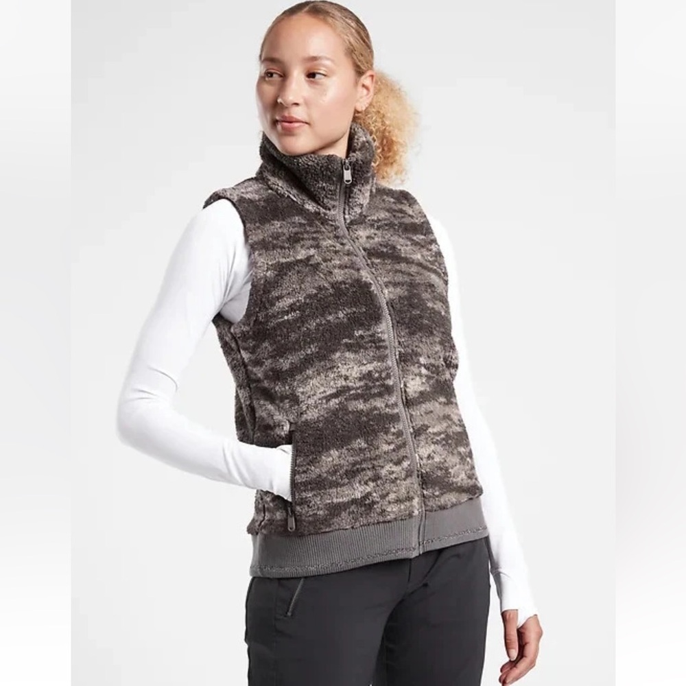 Athleta Tugga Vest Medium Fog Camo Sherpa Warm Pockets Cold Weather